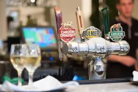 Oscars Hotel and Cafe Bar - bar