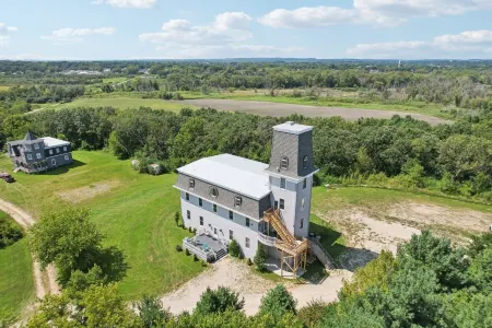 Starlight Tower Suite 1 Bedroom with Stunning Views 1 Villa by RedAwning Отели в г. Кошкононг