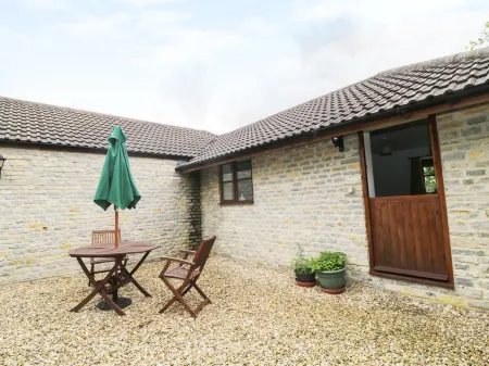 The Old Goat Barn at Trout Cottage Отели в г. Сомертон