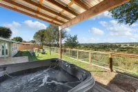 Guadalupe Bluff Farmhouse 3 Bedroom Home by Redawning - موقف سيارات
