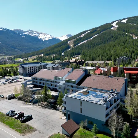 Pet Friendly, Beautifully Remodeled with Mountain Views - SB204 by Redawning