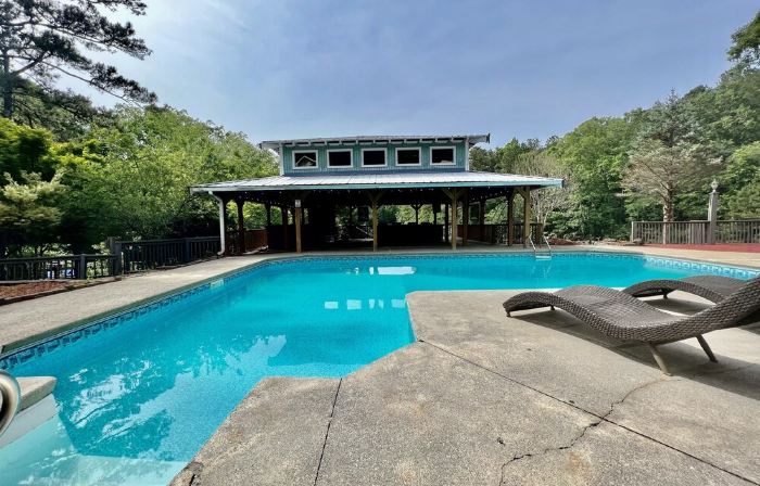 Château Resort on Lake with Pool