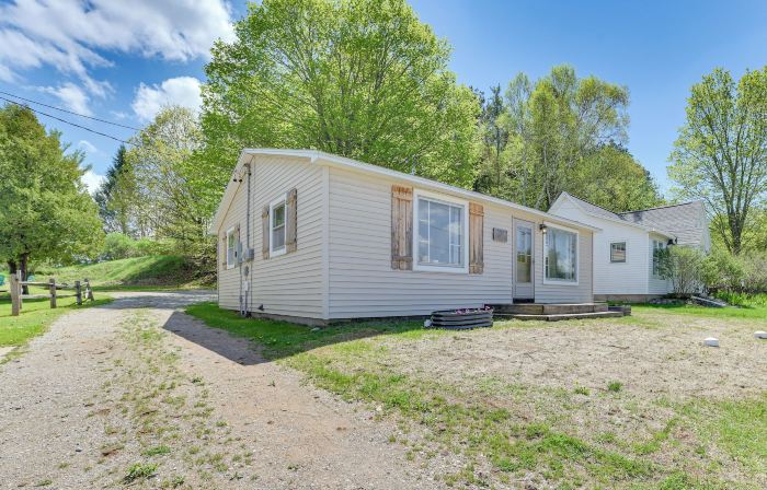 Hike, Ski & Ice Fish! Cozy Bungalow in Cedar