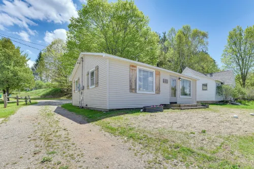 Hike, Ski & Ice Fish! Cozy Bungalow in Cedar - 3-Star