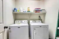 BBQ-Ready Oasis Near Golfing and Surprise Stadium! - parking