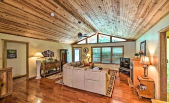 Charming Getaway w/ Lake Cumberland Views!