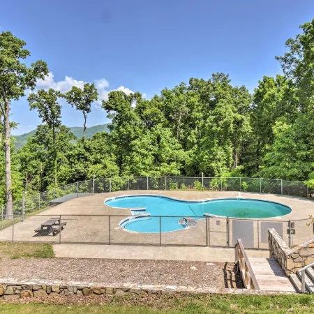 North Georgia Cabin w/ Hot Tub & Community Perks!