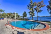 Sunny Orlando Condo w/ Balcony ~ 1 Mi to Disney! Hotel in zona Basilica of the National Shrine of Mary, Queen of the Universe