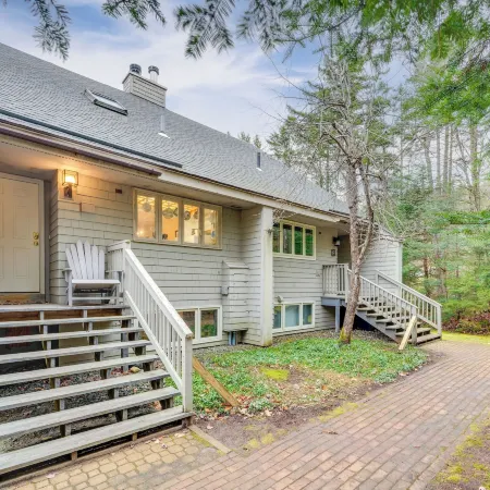 Cozy Bretton Woods Ski-in/Ski-Out Condo w/ Deck!