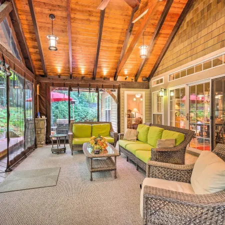Screened Porch + 3 Decks: Beech Mountain Cabin