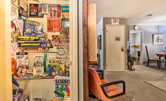 Artsy Getaway ~ 8 Miles to Downtown Kansas City! - Housity