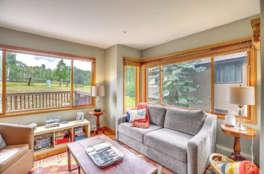 บ้านในวิลเลจภูเขาห่างจากลิฟท์สกี & ชัตเติลเพียงไม่กี่ขั้นตอน!