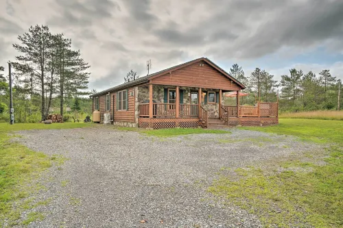 Deck, Hot Tub, Fire Pit Rustic Cabin in Benezette - parking