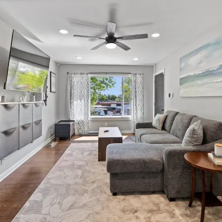 MKE 2 Bed W/ PKNG 15M Downtown