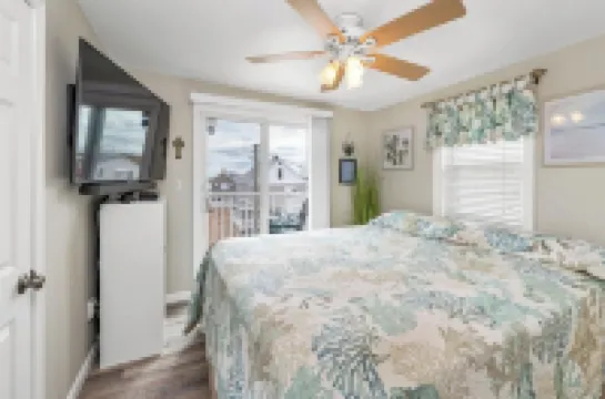 2BD Island Section Gem • Pet Friendly • Walk to Sand • Weekly Discount