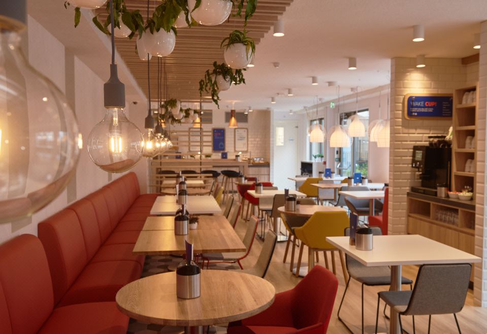 3. 홀리데이 인 익..