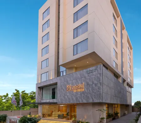 Biznotel by Pride Motera Отели рядом с достопримечательностью «Сабармати Ашрам»