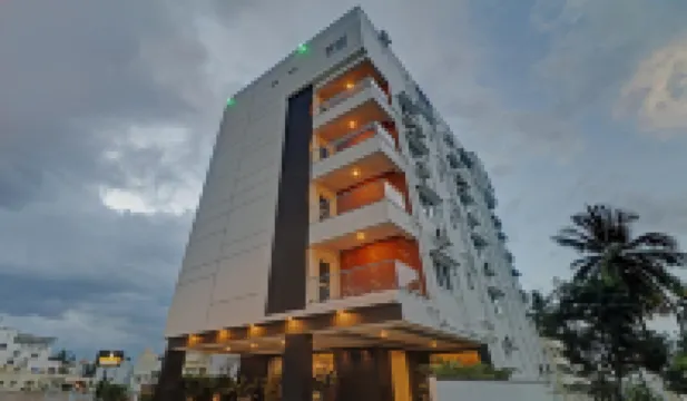 Treebo Premium Raj Vista Global Village 鄰近大榕樹的酒店