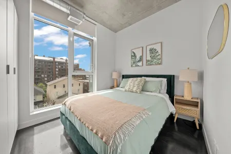 Designer Cosmopolitan Loft in Downtown Calgary Отели рядом с достопримечательностью «Парк Эдворти»