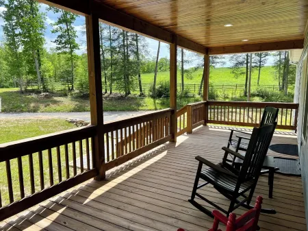 Cozy 3 BR Cabin with Pond on 3 acres / New River Gorge / Summersville Lake