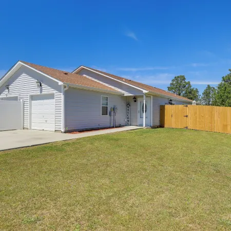 Updated Hubert Vacation Rental 5 Mi to Beaches!