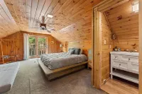 Spacious log cabin in Warrensburg w/ Hot Tub: 15 Mi to Lake George Hotels in Thurman