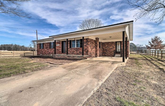 Greers Ferry Home on 40 Acres 1/4 Mi to Lake!