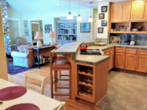 Beautiful 2-bedroom townhome with Patio, WiFi, AC Hotels in Sisters