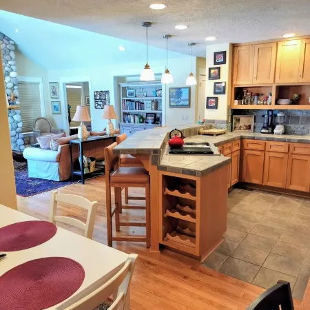 Beautiful 2-bedroom townhome with Patio, WiFi, AC