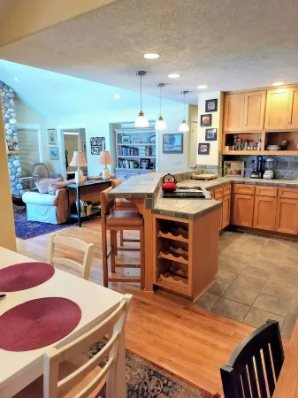 Beautiful 2-bedroom townhome with Patio, WiFi, AC