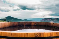 Luxury Off-Grid Yurt: Hot Tub, Epic Views, WiFi, 10 Mins from Cripple Creek!