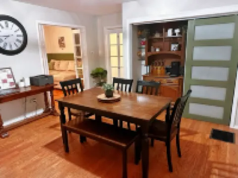 Charming 2-bedroom house in Kokomo w/ WiFi, AC, Hot tub
