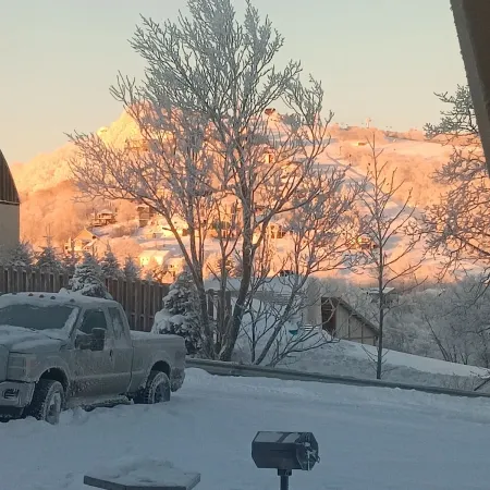 Cozy 2 bedroom condo walking distance to slopes hot tub,pool,gameroom,gym.