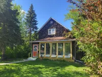 Charmer on 4th · 3Br/2BA · Downtown · Fire Pit · Fenced Yard · Enclosed Porch Hotels in Devils Lake