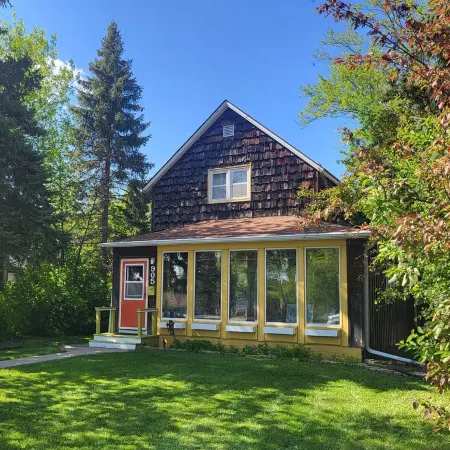 Charmer on 4th · 3Br/2BA · Downtown · Fire Pit · Fenced Yard · Enclosed Porch Отели в г. Девилс Лейк