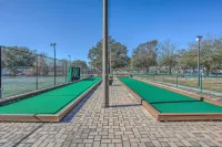Home w/ Deck: 1 Mi to Surfside Beach Access! - piscine