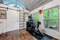 Biker's Haven: Cozy Tiny Home w/ Outdoor Lounge