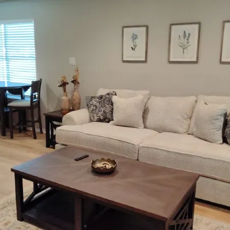 Cozy 1-bedroom apartment with WiFi, AC, located in Old Town Burleson