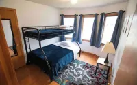 •Vibrant 4 bedroom house 2 king beds in Ankeny•