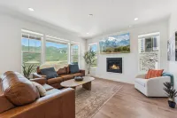 Park City close-4-bedroom, 3.5 bath new home with Fast WiFi, AC, Garage & VIEWS!