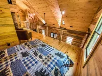 NEW - Peaceful Bear CABIN - 3BR/2BTH - Hot Tub - Quiet