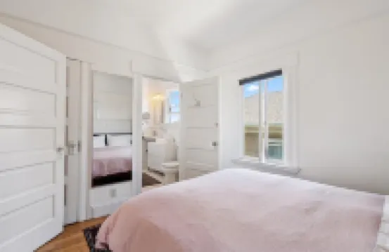 Charming top floor duplex with garden-patio.