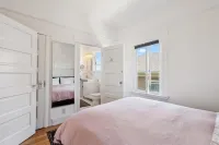 Charming top floor duplex with garden-patio.