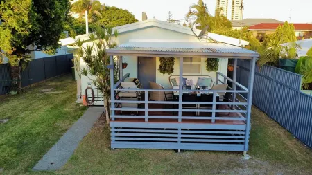 Hali'a - Renovated, 3 Bedroom Beach Cottage in Burleigh 5 mins walk to beach