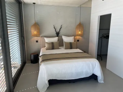 Contemporary villa sea view heated pool فنادق في Serra-di-Ferro