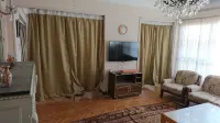 Cozy 2-bedroom apartment in pleasant Mohandesin with WiFi, AC Hotels in Qesm Boulaq Ad Dakrour