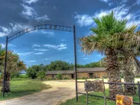 6-bedroom Lodge on 12 acres in Concan, Texas.  Swimming pool & hot tub. Hotels in Concan