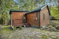 The Robin's Nest, a cozy 3-bedroom cabin in Lake Harmony with Firepit, AC, WiFi
