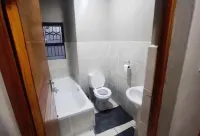 Qiloane Court: 2 Bed Apartment Hotels in 