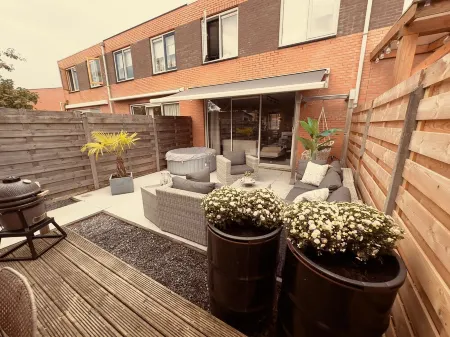 Modern Holiday Home La Playa: near the beach, with 40 degree Jacuzzi! Отели в г. Берген-оп-Зом